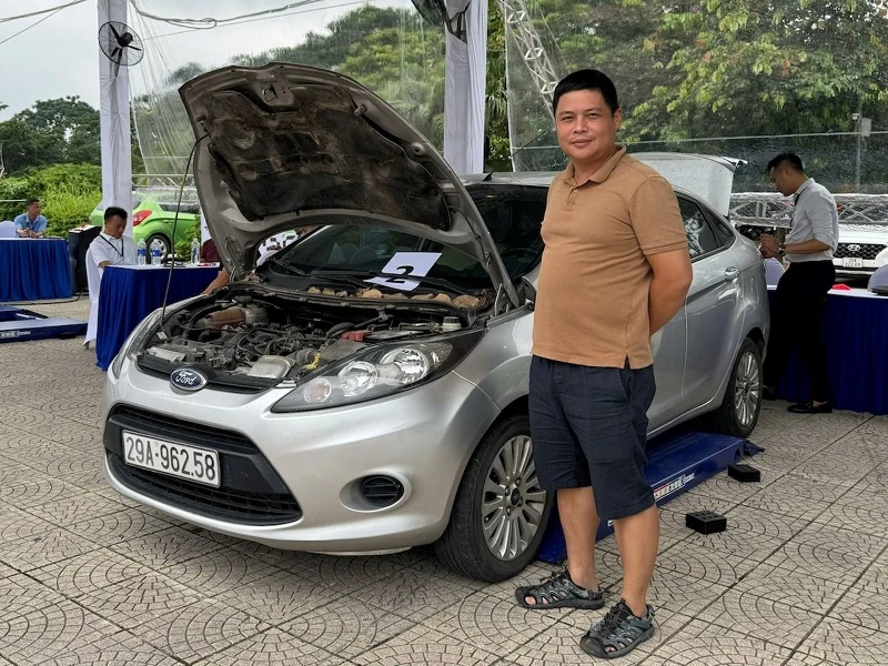 Đổi xăng - Lấy điện: Người Hà Nội hào hứng lên đời xe điện VinFast với loạt ưu đãi “khó cưỡng”