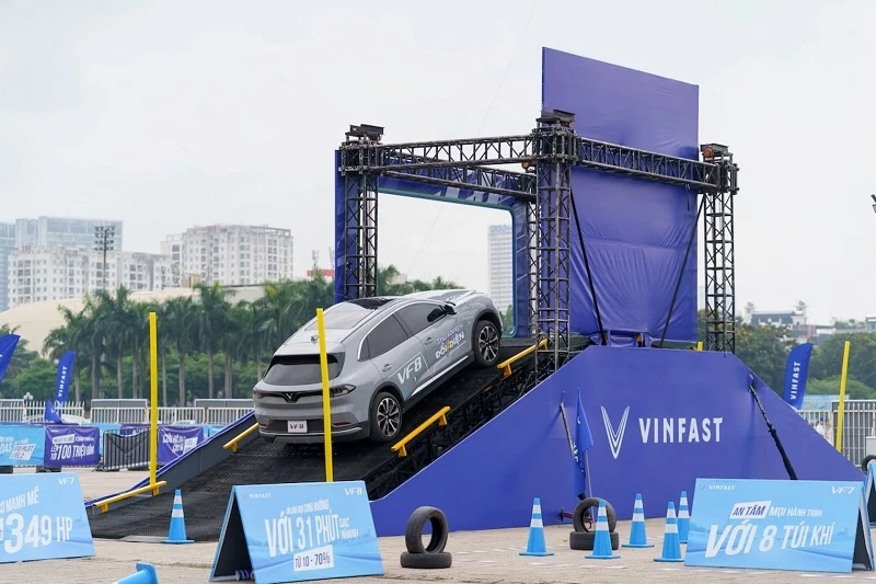 Đổi xăng - Lấy điện: Người Hà Nội hào hứng lên đời xe điện VinFast với loạt ưu đãi “khó cưỡng”