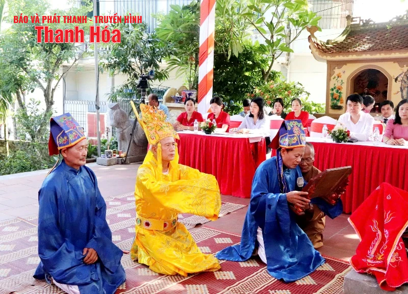 Dâng hương tưởng nhớ các vị thần được phối thờ tại đền Hạ