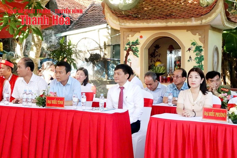 Dâng hương tưởng nhớ các vị thần được phối thờ tại đền Hạ