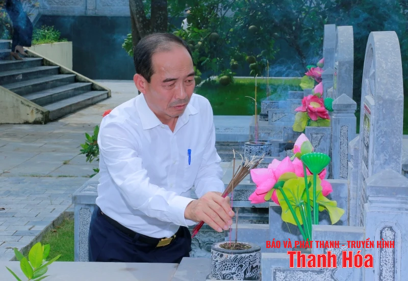 Phó Chủ tịch Thường trực HĐND tỉnh thăm, tặng quà các gia đình chính sách