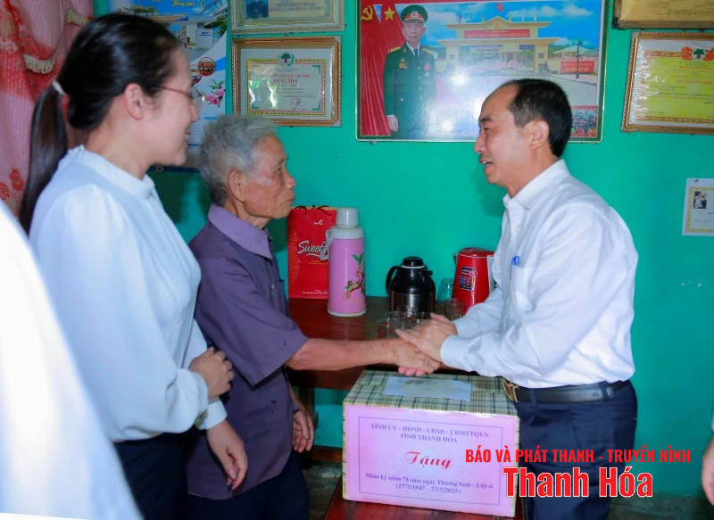 Phó Chủ tịch Thường trực HĐND tỉnh thăm, tặng quà các gia đình chính sách