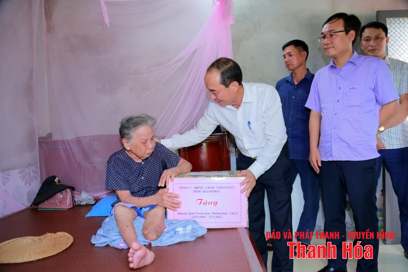 Phó Chủ tịch Thường trực HĐND tỉnh thăm, tặng quà các gia đình chính sách