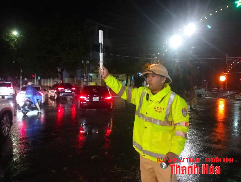 Lực lượng chức năng ứng cứu kịp thời, xử lý sự cố giao thông tê liệt do mưa dông
