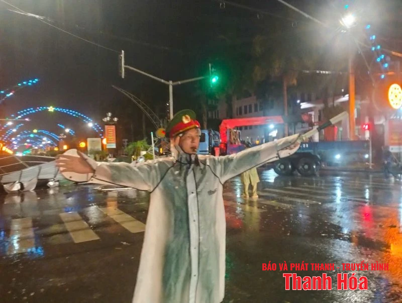 Lực lượng chức năng ứng cứu kịp thời, xử lý sự cố giao thông tê liệt do mưa dông