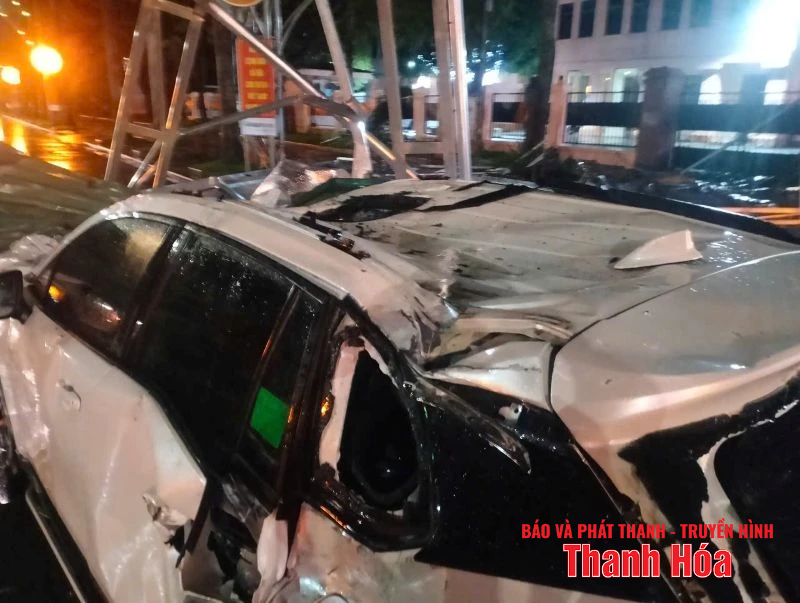 Lực lượng chức năng ứng cứu kịp thời, xử lý sự cố giao thông tê liệt do mưa dông