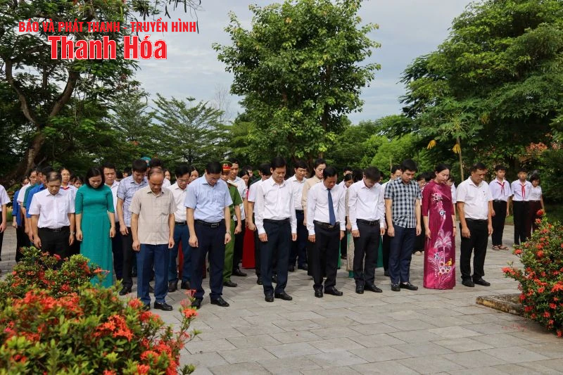 Phó Chủ tịch HĐND tỉnh thăm hỏi tặng quà gia đình chính sách