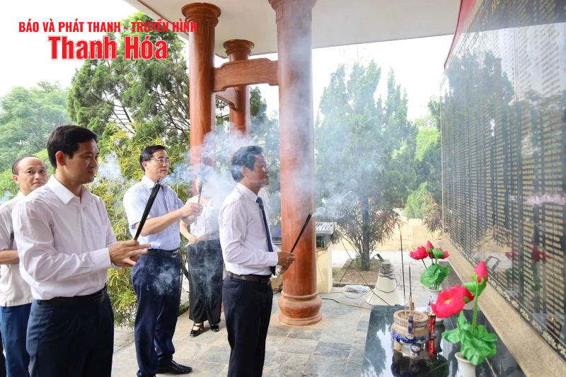 Phó Chủ tịch HĐND tỉnh thăm hỏi tặng quà gia đình chính sách