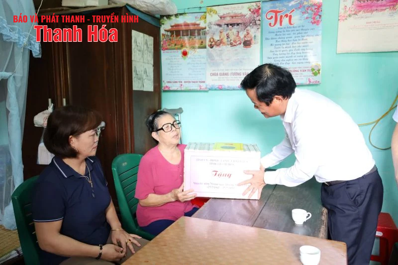 Phó Chủ tịch HĐND tỉnh thăm hỏi tặng quà gia đình chính sách