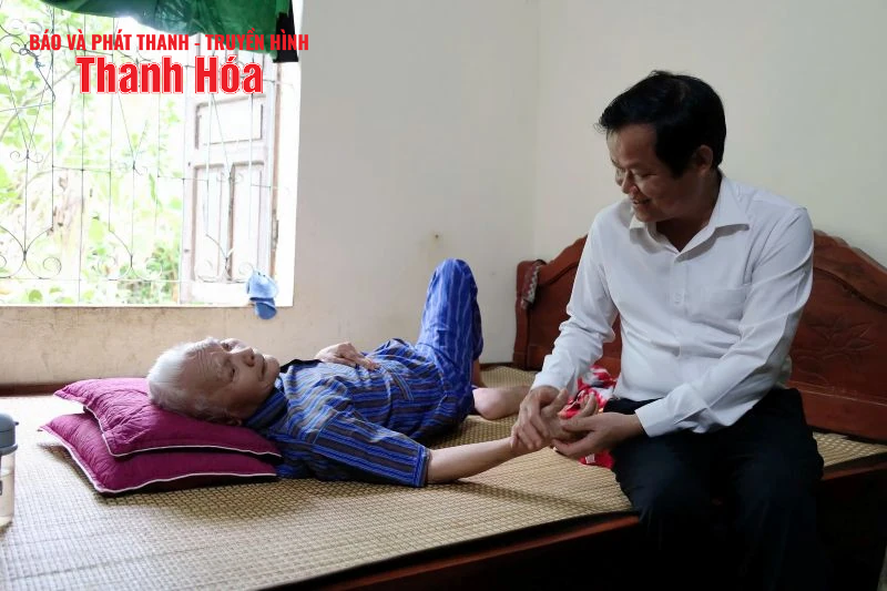 Phó Chủ tịch HĐND tỉnh thăm hỏi tặng quà gia đình chính sách