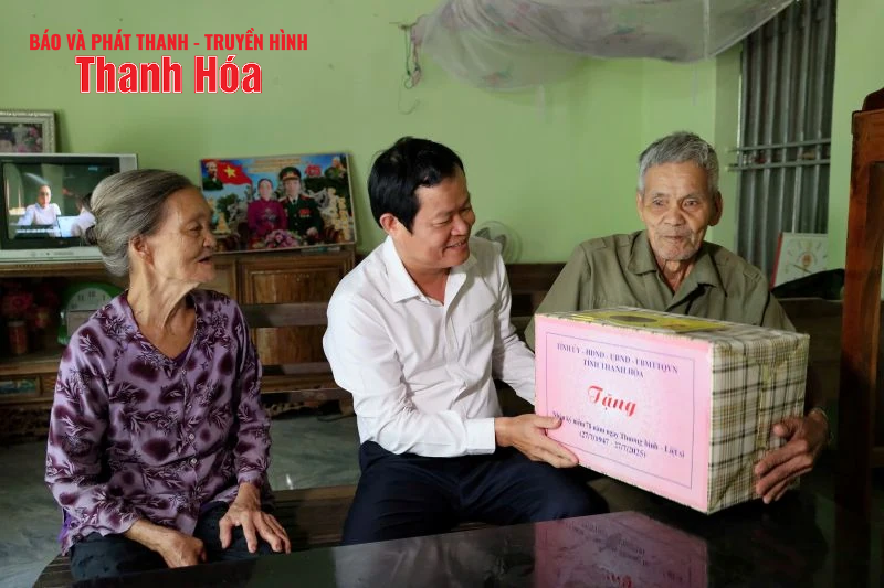 Phó Chủ tịch HĐND tỉnh thăm hỏi tặng quà gia đình chính sách