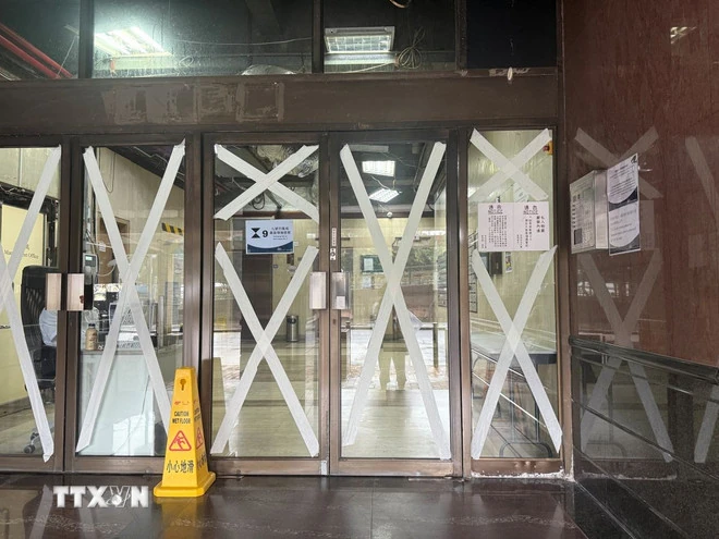 Hong Kong nâng mức cảnh báo bão Wipha lên mức cao nhất