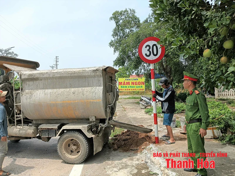 Hoằng Tiến hoàn thành lắp đặt biển giới hạn tốc độ để xe điện 4 bánh hoạt động