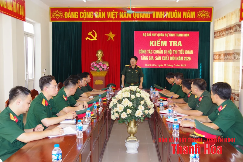 Đại tá Vũ Văn Tùng kiểm tra công tác chuẩn bị cho Hội thi Tiểu đoàn tăng gia, sản xuất giỏi