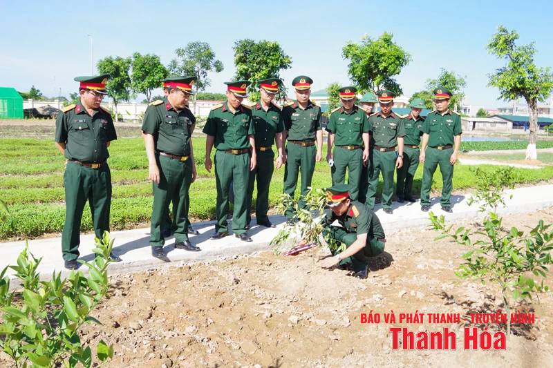 Đại tá Vũ Văn Tùng kiểm tra công tác chuẩn bị cho Hội thi Tiểu đoàn tăng gia, sản xuất giỏi