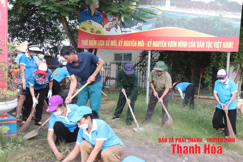 Ra quân vệ sinh môi trường khu vực Nhà bia tưởng niệm liệt sĩ