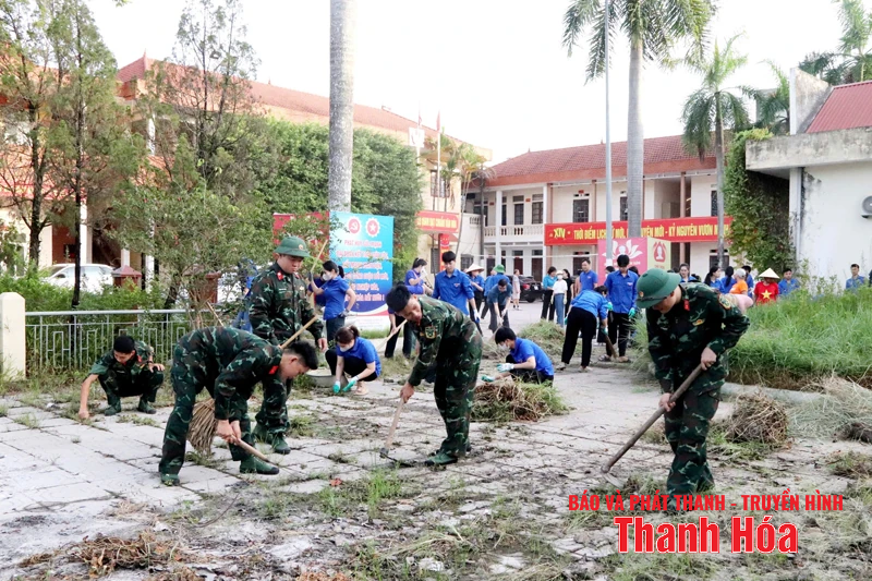 Ra quân vệ sinh môi trường khu vực Nhà bia tưởng niệm liệt sĩ