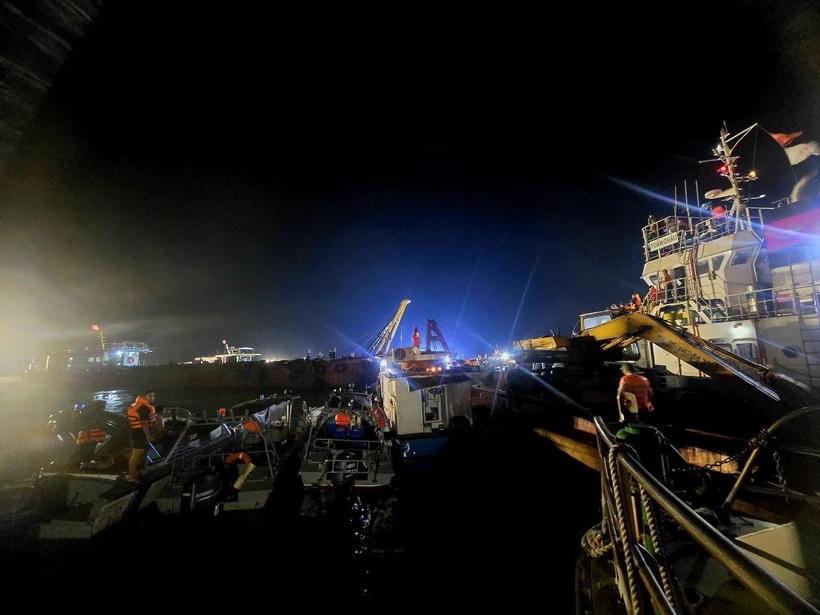 Vụ lật tàu du lịch trên vịnh Hạ Long: Nỗ lực tìm kiếm nạn nhân xuyên đêm