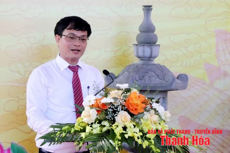 Dâng hương tưởng nhớ các vị thần được phối thờ tại đền Hạ