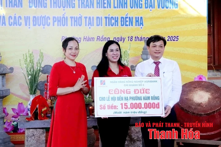 Dâng hương tưởng nhớ các vị thần được phối thờ tại đền Hạ
