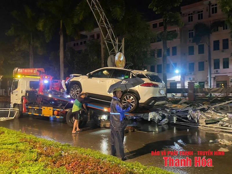 Lực lượng chức năng ứng cứu kịp thời, xử lý sự cố giao thông tê liệt do mưa dông