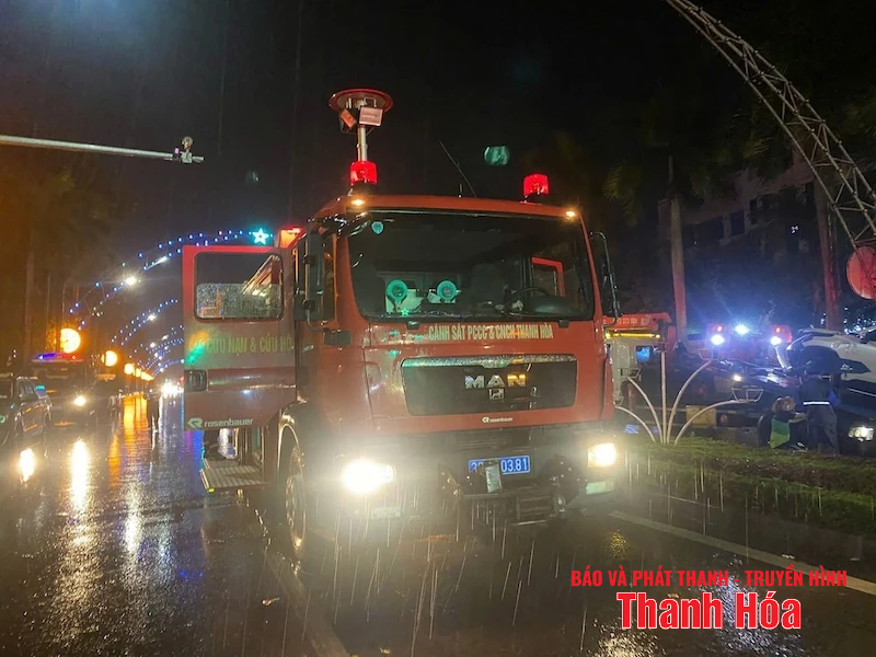 Lực lượng chức năng ứng cứu kịp thời, xử lý sự cố giao thông tê liệt do mưa dông