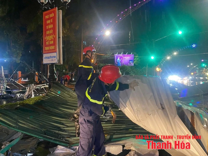 Lực lượng chức năng ứng cứu kịp thời, xử lý sự cố giao thông tê liệt do mưa dông