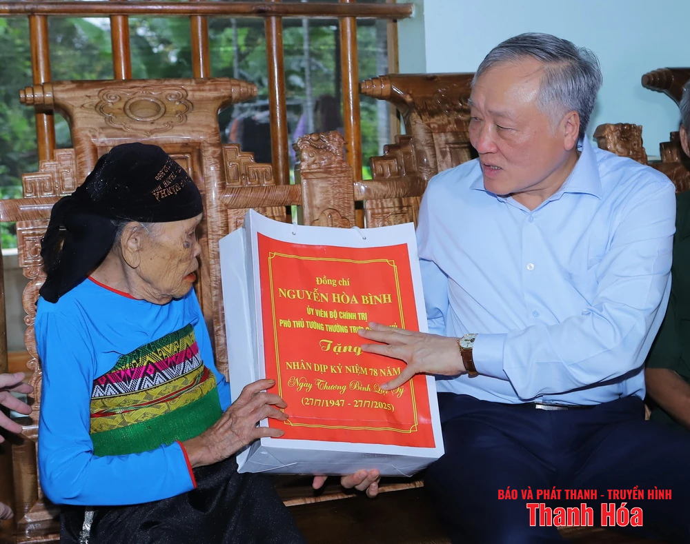 Phó Thủ tướng Thường trực Chính phủ Nguyễn Hòa Bình thăm, tặng quà gia đình chính sách, người có công với cách mạng trên địa bàn tỉnh Thanh Hóa