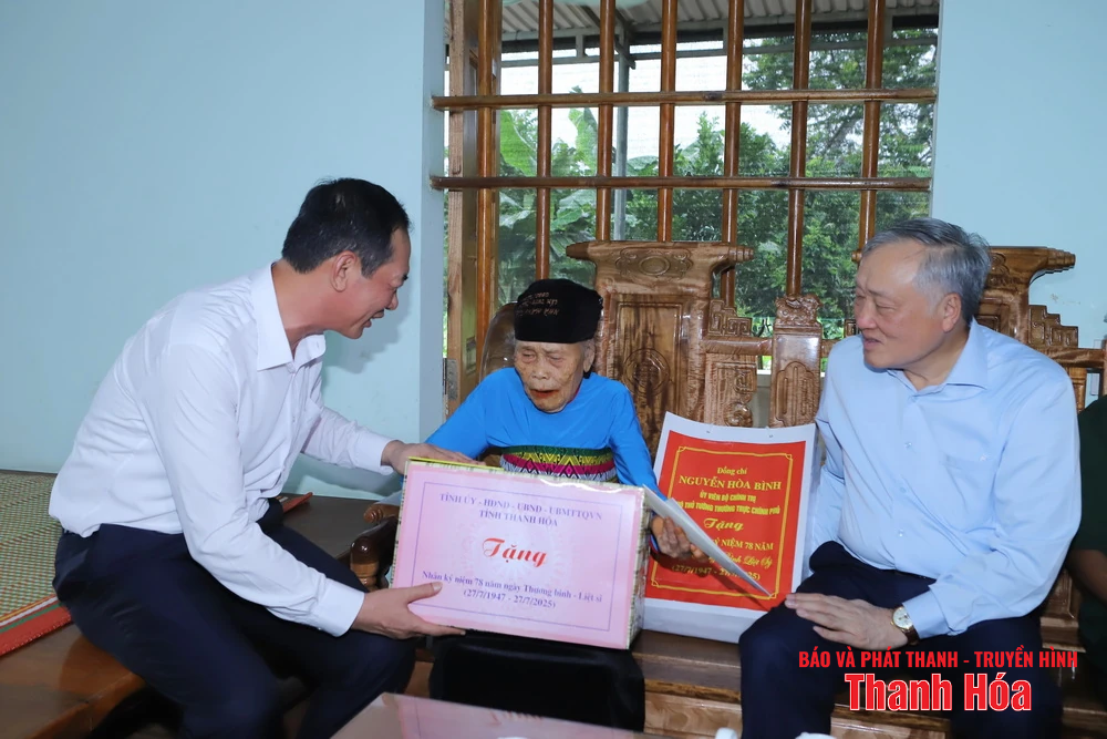 Phó Thủ tướng Thường trực Chính phủ Nguyễn Hòa Bình thăm, tặng quà gia đình chính sách, người có công với cách mạng trên địa bàn tỉnh Thanh Hóa