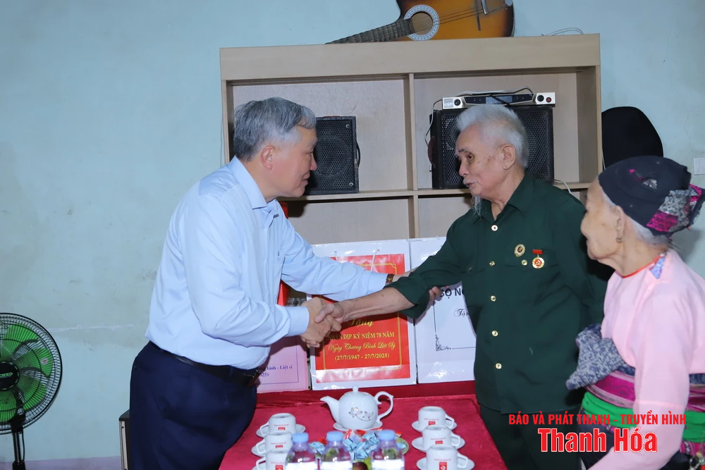 Phó Thủ tướng Thường trực Chính phủ Nguyễn Hòa Bình thăm, tặng quà gia đình chính sách, người có công với cách mạng trên địa bàn tỉnh Thanh Hóa