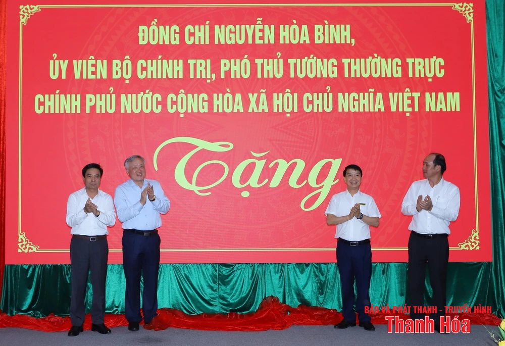 Phó Thủ tướng Thường trực Chính phủ Nguyễn Hòa Bình thăm, tặng quà gia đình chính sách, người có công với cách mạng trên địa bàn tỉnh Thanh Hóa