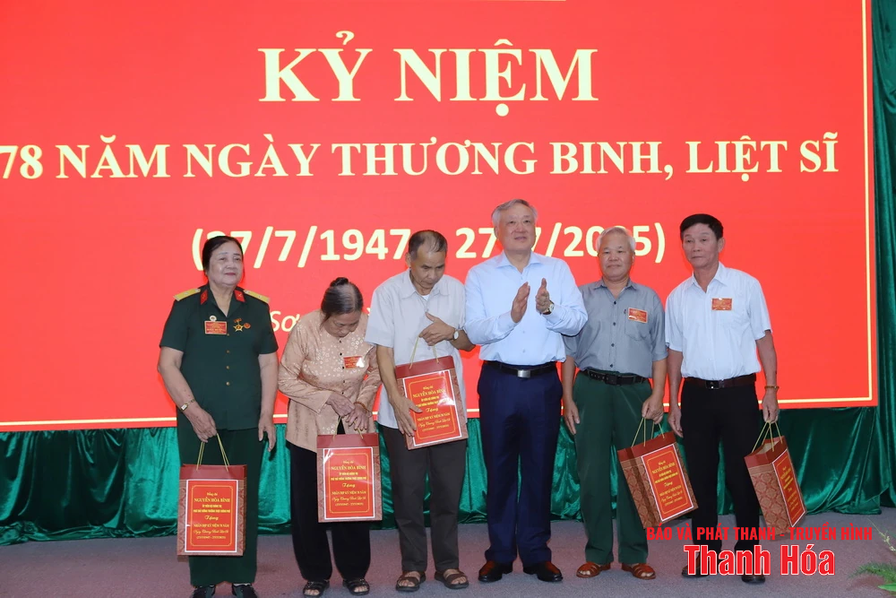 Phó Thủ tướng Thường trực Chính phủ Nguyễn Hòa Bình thăm, tặng quà gia đình chính sách, người có công với cách mạng trên địa bàn tỉnh Thanh Hóa