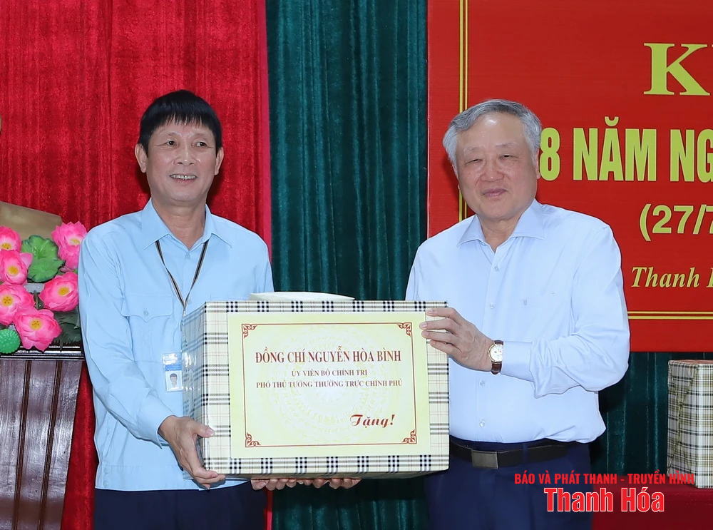 Phó Thủ tướng Thường trực Chính phủ Nguyễn Hòa Bình thăm, tặng quà gia đình chính sách, người có công với cách mạng trên địa bàn tỉnh Thanh Hóa