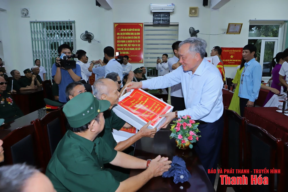 Phó Thủ tướng Thường trực Chính phủ Nguyễn Hòa Bình thăm, tặng quà gia đình chính sách, người có công với cách mạng trên địa bàn tỉnh Thanh Hóa