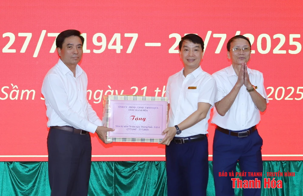 Phó Thủ tướng Thường trực Chính phủ Nguyễn Hòa Bình thăm, tặng quà gia đình chính sách, người có công với cách mạng trên địa bàn tỉnh Thanh Hóa