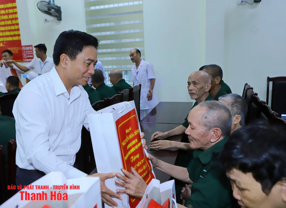 Phó Thủ tướng Thường trực Chính phủ Nguyễn Hòa Bình thăm, tặng quà gia đình chính sách, người có công với cách mạng trên địa bàn tỉnh Thanh Hóa