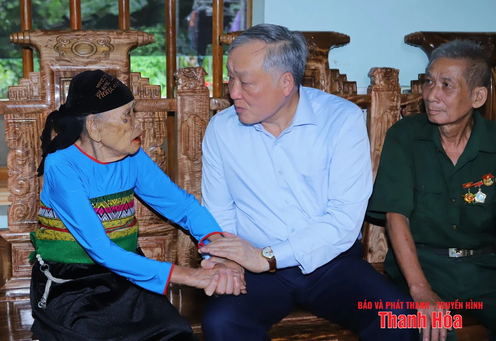 Phó Thủ tướng Thường trực Chính phủ Nguyễn Hòa Bình thăm, tặng quà gia đình chính sách, người có công với cách mạng trên địa bàn tỉnh Thanh Hóa