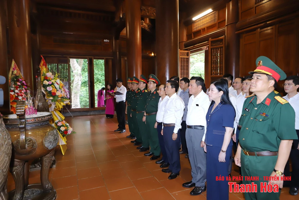 Bí thư Tỉnh ủy Nguyễn Doãn Anh và Đoàn đại biểu tỉnh Thanh Hóa dâng hoa, dâng hương Chủ tịch Hồ Chí Minh, Đại tướng Võ Nguyên Giáp và Nghĩa trang liệt sĩ các tỉnh: Nghệ An, Hà Tĩnh, Quảng Trị
