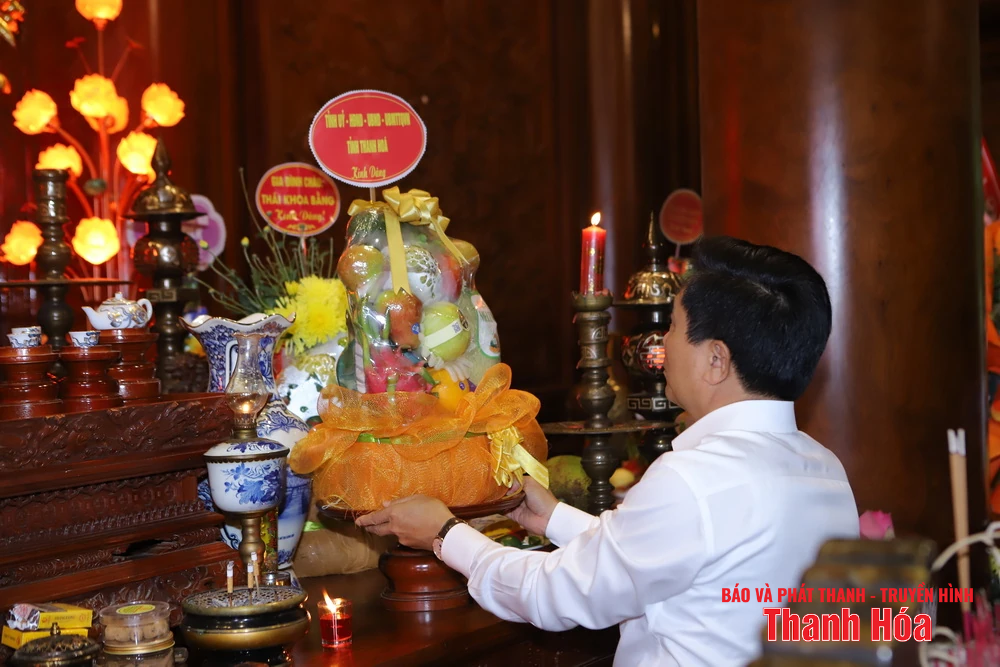 Bí thư Tỉnh ủy Nguyễn Doãn Anh và Đoàn đại biểu tỉnh Thanh Hóa dâng hoa, dâng hương Chủ tịch Hồ Chí Minh, Đại tướng Võ Nguyên Giáp và Nghĩa trang liệt sĩ các tỉnh: Nghệ An, Hà Tĩnh, Quảng Trị