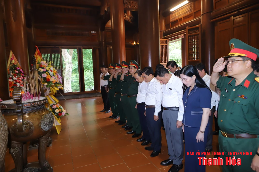 Bí thư Tỉnh ủy Nguyễn Doãn Anh và Đoàn đại biểu tỉnh Thanh Hóa dâng hoa, dâng hương Chủ tịch Hồ Chí Minh, Đại tướng Võ Nguyên Giáp và Nghĩa trang liệt sĩ các tỉnh: Nghệ An, Hà Tĩnh, Quảng Trị