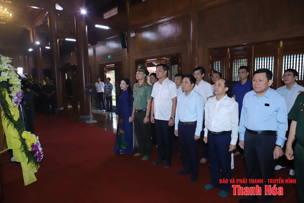 Bí thư Tỉnh ủy Nguyễn Doãn Anh và Đoàn đại biểu tỉnh Thanh Hóa dâng hoa, dâng hương Chủ tịch Hồ Chí Minh, Đại tướng Võ Nguyên Giáp và Nghĩa trang liệt sĩ các tỉnh: Nghệ An, Hà Tĩnh, Quảng Trị
