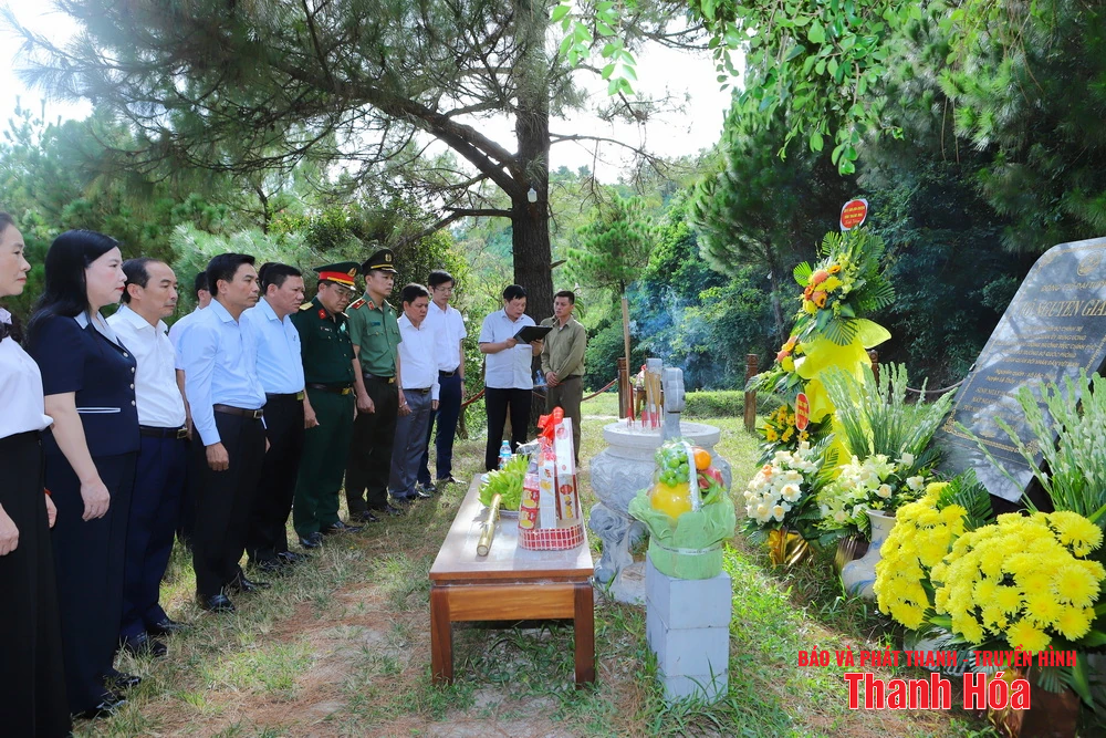 Bí thư Tỉnh ủy Nguyễn Doãn Anh và Đoàn đại biểu tỉnh Thanh Hóa dâng hoa, dâng hương Chủ tịch Hồ Chí Minh, Đại tướng Võ Nguyên Giáp và Nghĩa trang liệt sĩ các tỉnh: Nghệ An, Hà Tĩnh, Quảng Trị