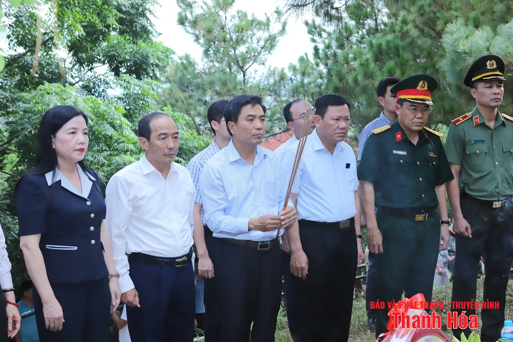 Bí thư Tỉnh ủy Nguyễn Doãn Anh và Đoàn đại biểu tỉnh Thanh Hóa dâng hoa, dâng hương Chủ tịch Hồ Chí Minh, Đại tướng Võ Nguyên Giáp và Nghĩa trang liệt sĩ các tỉnh: Nghệ An, Hà Tĩnh, Quảng Trị