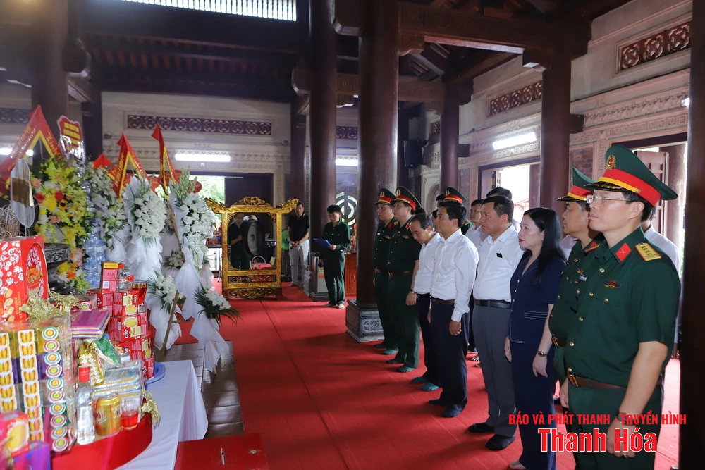 Bí thư Tỉnh ủy Nguyễn Doãn Anh và Đoàn đại biểu tỉnh Thanh Hóa dâng hoa, dâng hương Chủ tịch Hồ Chí Minh, Đại tướng Võ Nguyên Giáp và Nghĩa trang liệt sĩ các tỉnh: Nghệ An, Hà Tĩnh, Quảng Trị