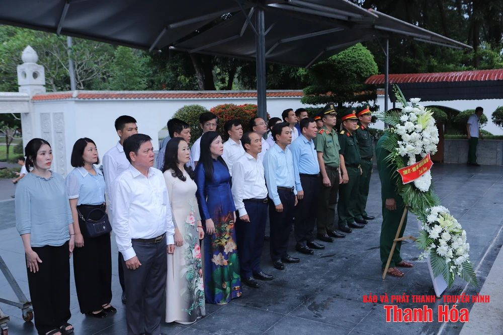 Bí thư Tỉnh ủy Nguyễn Doãn Anh và Đoàn đại biểu tỉnh Thanh Hóa dâng hoa, dâng hương Chủ tịch Hồ Chí Minh, Đại tướng Võ Nguyên Giáp và Nghĩa trang liệt sĩ các tỉnh: Nghệ An, Hà Tĩnh, Quảng Trị