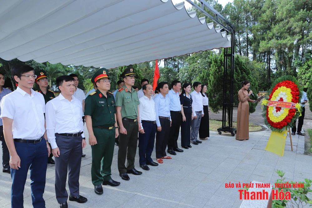 Bí thư Tỉnh ủy Nguyễn Doãn Anh và Đoàn đại biểu tỉnh Thanh Hóa dâng hoa, dâng hương Chủ tịch Hồ Chí Minh, Đại tướng Võ Nguyên Giáp và Nghĩa trang liệt sĩ các tỉnh: Nghệ An, Hà Tĩnh, Quảng Trị