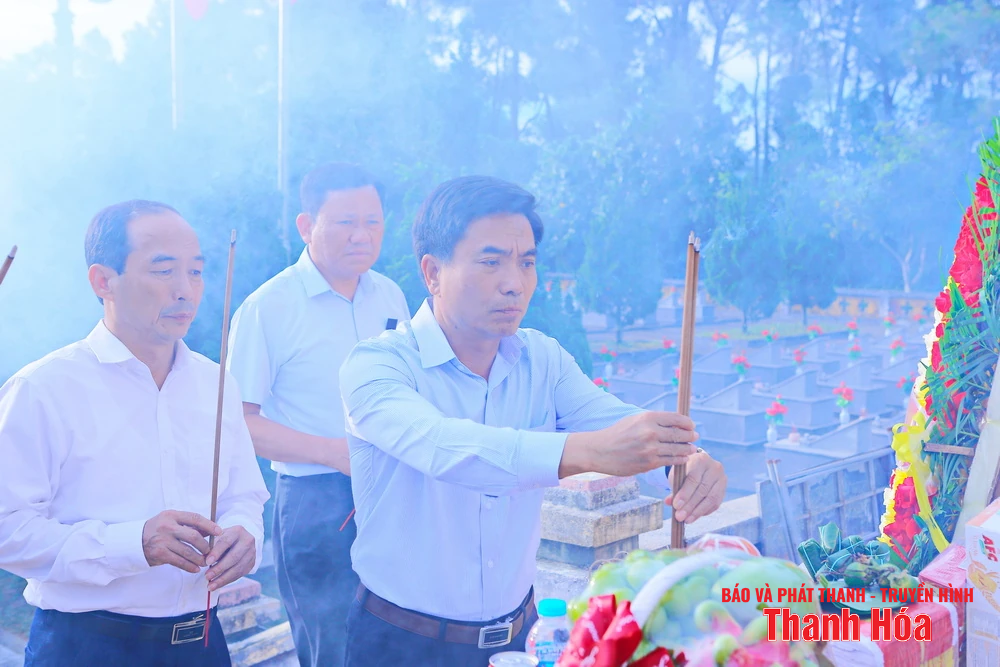 Bí thư Tỉnh ủy Nguyễn Doãn Anh và Đoàn đại biểu tỉnh Thanh Hóa dâng hoa, dâng hương Chủ tịch Hồ Chí Minh, Đại tướng Võ Nguyên Giáp và Nghĩa trang liệt sĩ các tỉnh: Nghệ An, Hà Tĩnh, Quảng Trị