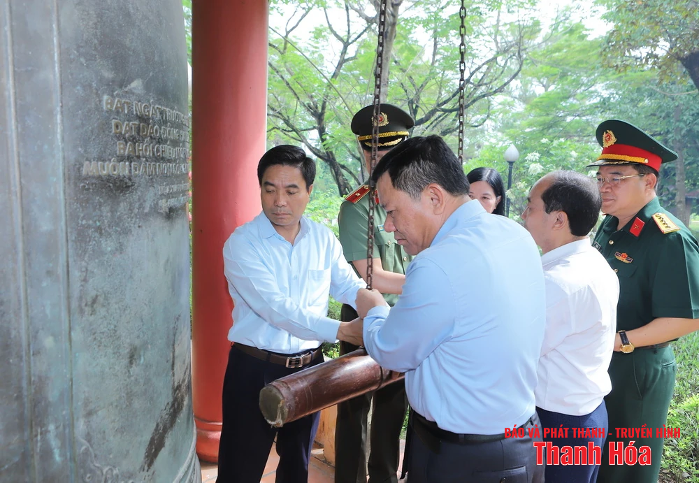 Bí thư Tỉnh ủy Nguyễn Doãn Anh và Đoàn đại biểu tỉnh Thanh Hóa dâng hoa, dâng hương Chủ tịch Hồ Chí Minh, Đại tướng Võ Nguyên Giáp và Nghĩa trang liệt sĩ các tỉnh: Nghệ An, Hà Tĩnh, Quảng Trị