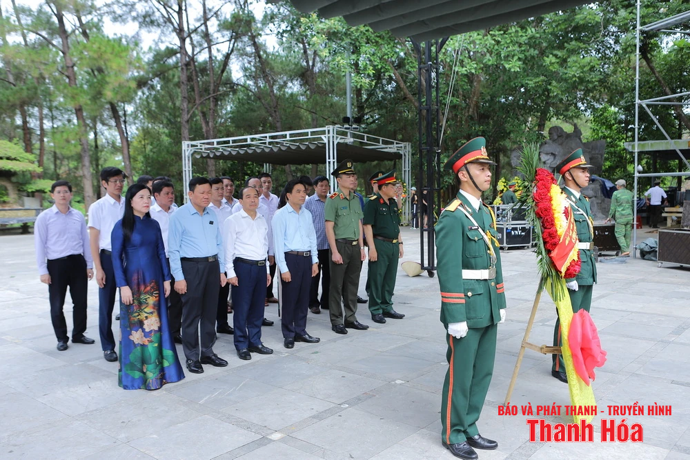 Bí thư Tỉnh ủy Nguyễn Doãn Anh và Đoàn đại biểu tỉnh Thanh Hóa dâng hoa, dâng hương Chủ tịch Hồ Chí Minh, Đại tướng Võ Nguyên Giáp và Nghĩa trang liệt sĩ các tỉnh: Nghệ An, Hà Tĩnh, Quảng Trị