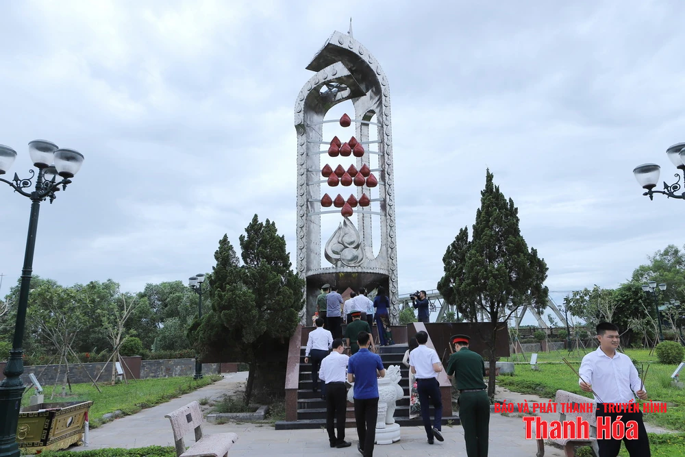 Bí thư Tỉnh ủy Nguyễn Doãn Anh và Đoàn đại biểu tỉnh Thanh Hóa dâng hoa, dâng hương Chủ tịch Hồ Chí Minh, Đại tướng Võ Nguyên Giáp và Nghĩa trang liệt sĩ các tỉnh: Nghệ An, Hà Tĩnh, Quảng Trị